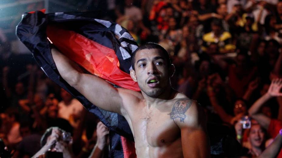 José Aldo comemora com a torcida depois de nocautear o americano Chad Mendes e manter seu cinturão no UFC Rio