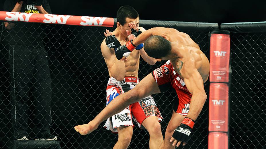 O brasileiro José Aldo vence o coreano Chan Sung Jung no Ultimate Fighting que volta ao Rio de Janeiro (RJ), para o evento UFC 163, ou simplesmente UFC Rio 4