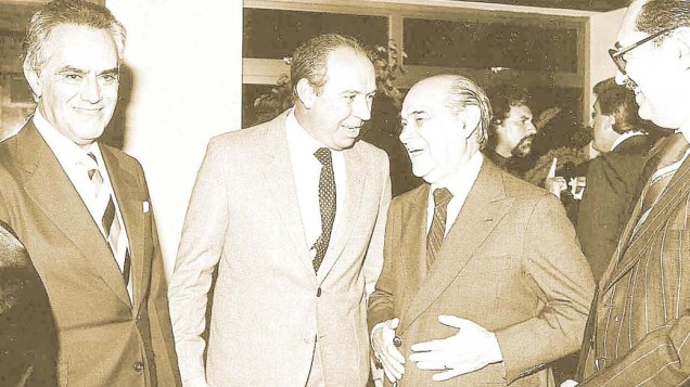 José Alencar conversa com Tancredo Neves, à época governador de Minas Gerais. Sem data
