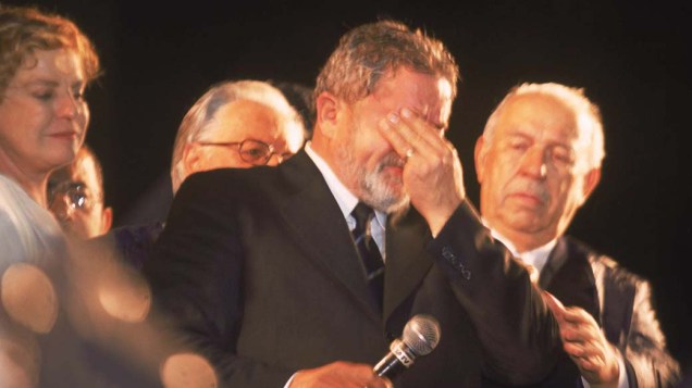 No último comício antes das eleições do primeiro turno em 2002, Lula discursa ao lado de José Alencar e de sua mulher, Marisa Letícia