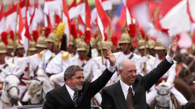 Lula e José Alencar desfilam na cerimônia de posse em Brasília, em 2003
