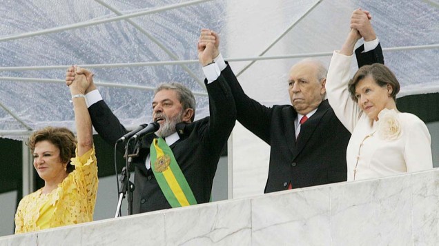 O presidente Lula, a primeira-dama Marisa Letícia, José Alencar e, Mariza Gomes, sua esposa, na cerimônia de posse em 2007