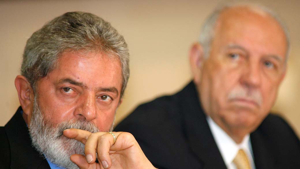 O presidente Lula com José Alencar em cerimônia no Palácio do Planalto em Brasília, em 2006