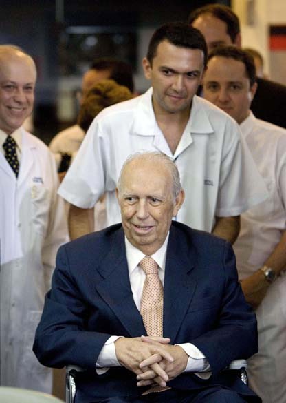 José Alencar deixa hospital em São Paulo após se submeter a uma cirurgia para a remoção de tumores em 2009