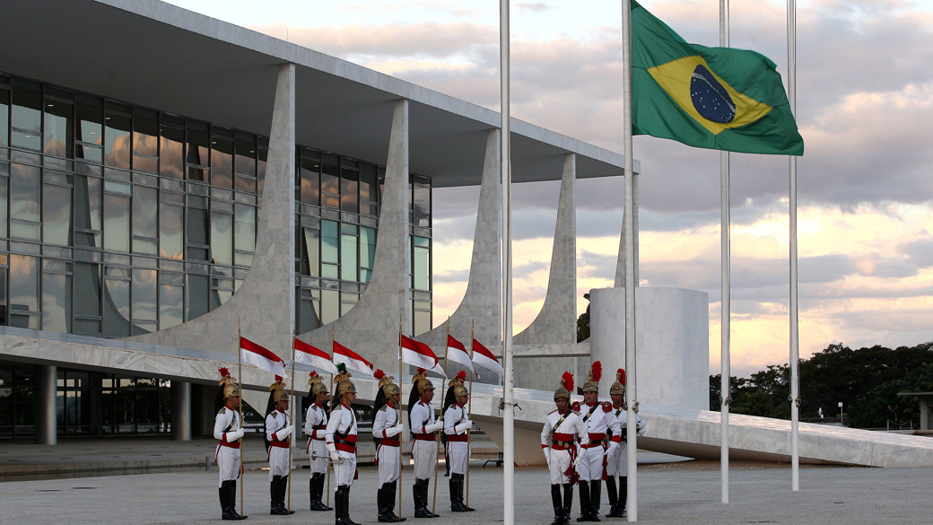 Bandeira do Brasil a meio mastro, em frente ao Palácio do Planalto, pela morte do ex-vice-presidente do Brasil, José Alencar
