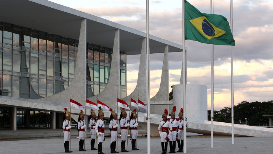 Corpo de Alencar chega ao Planalto, onde será velado