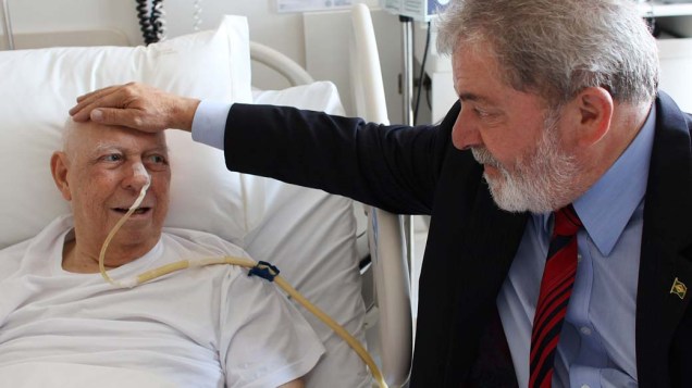 José Alencar e Lula em hospital em São Paulo, em 29/10/2010
