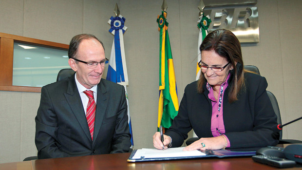 NO PAPEL - A presidente da Petrobras, Graça Foster, e o diretor Figueiredo: a empresa tem 9 bilhões de reais em contratos com a SBM