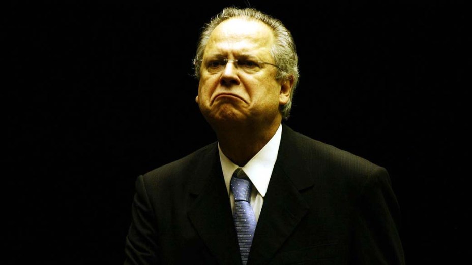 Condenado no mensalão, José Dirceu desembarca no hangar da Polícia Federal em Brasília
