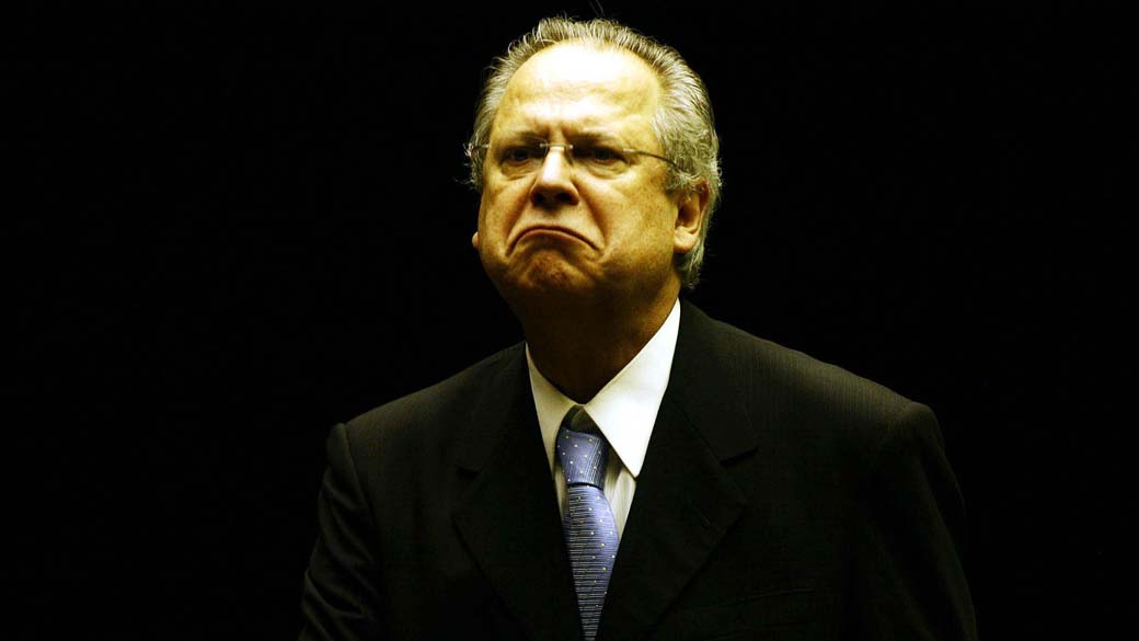 Condenado do mensalão, José Dirceu desembarca no hangar da PF em Brasilia