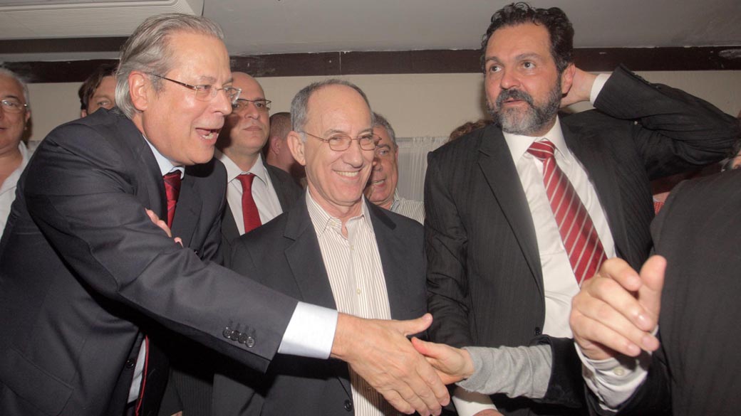 O ex-ministro e deputado cassado José Dirceu e o presidente do PT, o paulista Rui Falcão, na festa de aniversário do governador petista do Distrito Federal, Agnelo Queiroz, na churrascaria Pampa, em Brasília