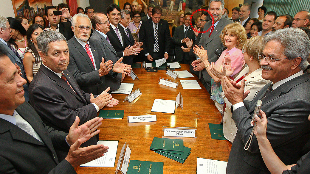 José Genoino (PT-SP) toma posse como deputado. Em destaque, do lado direito,está o deputado Chico Tenório (PMN-AL).