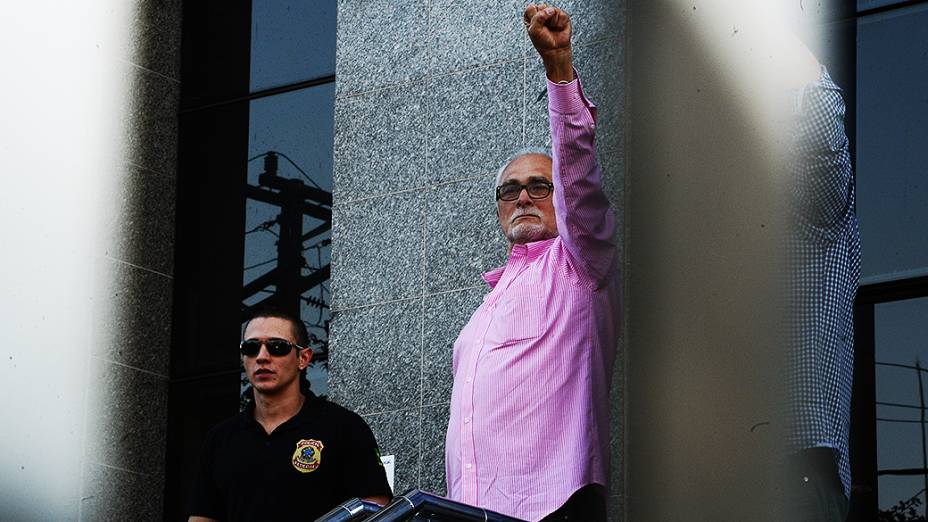 José Genoino se entrega na sede da Polícia Federal, em São Paulo