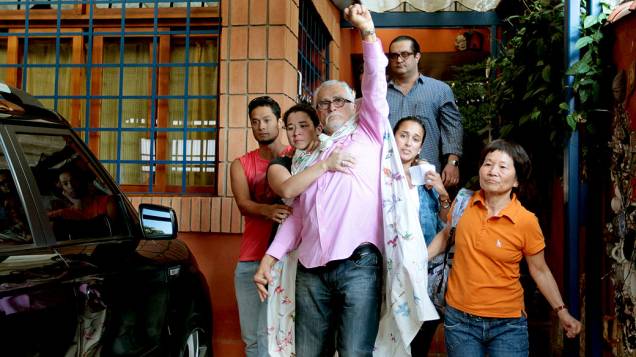 José Genoino deixa sua casa para se entregar à Polícia Federal, em São Paulo