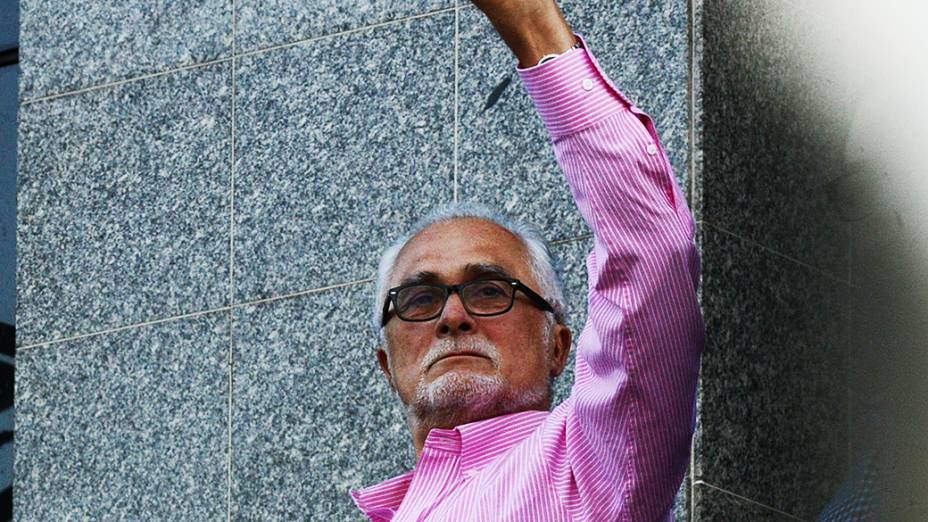 José Genoino se entrega na sede da Polícia Federal, em São Paulo, às 18h20