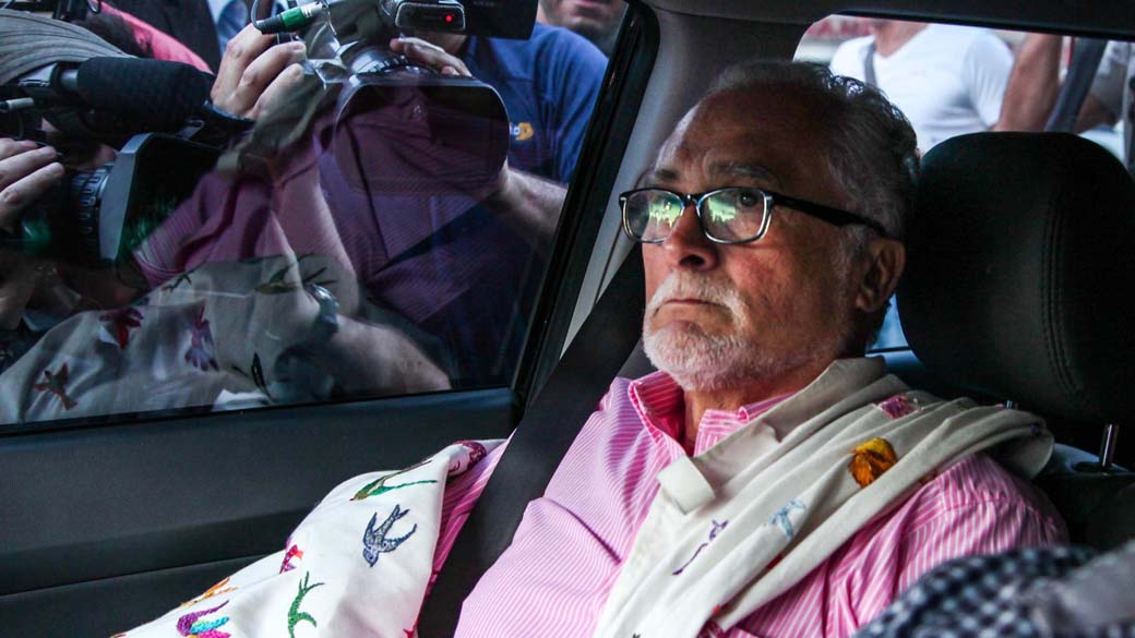 José Genoino a caminho da Polícia Federal, em São Paulo