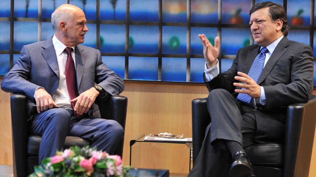 O presidente da Comissão Europeia José Manuel Barroso com o primeio-ministro grego George Papandreou, durante reunião em Bruxelas
