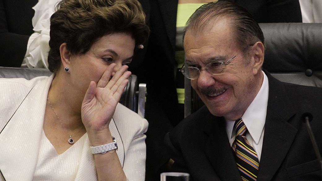 Presidente Dilma Rousseff conversa com o senador José Sarney