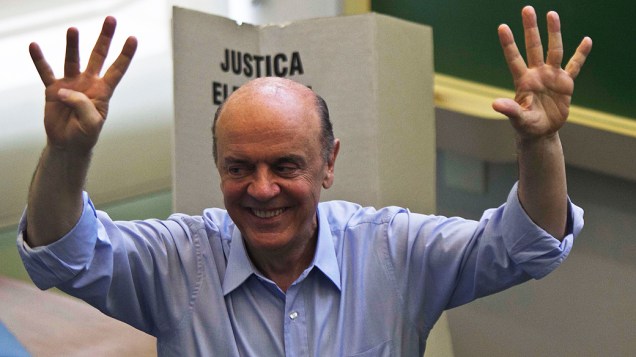 O candidato à prefeitura de São Paulo pelo PSDB, José Serra vota no Colégio Santa Cruz, zona oeste de São Paulo (SP), na manhã deste domingo (28)