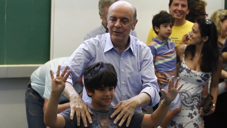 O candidato à prefeitura de São Paulo pelo PSDB, José Serra vota no Colégio Santa Cruz, zona oeste de São Paulo (SP), na manhã deste domingo (28)