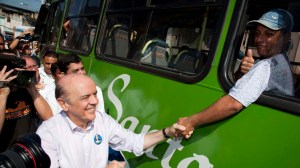 José Serra com eleitores nas ruas de Duque de Caxias (RJ) no último sábado, dia 31 de julho