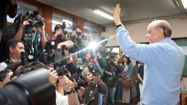 O candidato José Serra posa para fotógrafos após votar em São Paulo. 03/10/2010