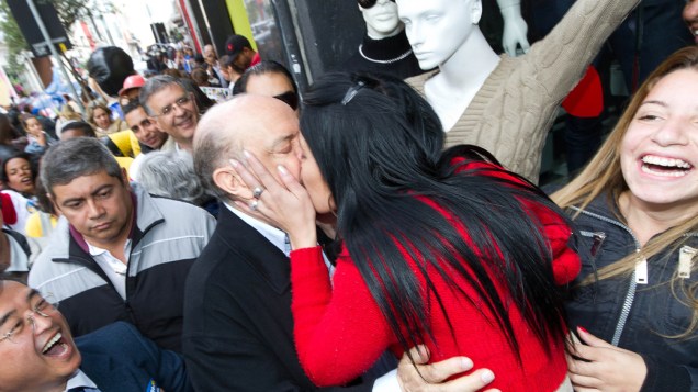 O candidato à Prefeitura de SP José Serra é beijado por mulher durante caminha no bairro do Bom Retiro, centro, nesta quinta-feira