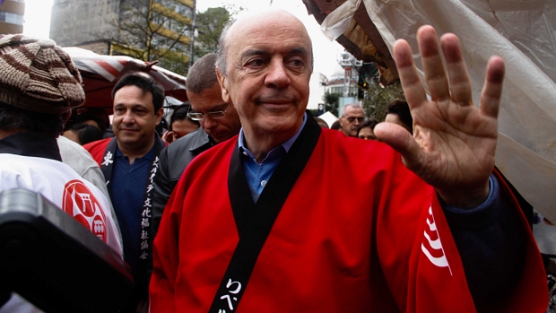José Serra faz campanha na Liberdade, em São Paulo
