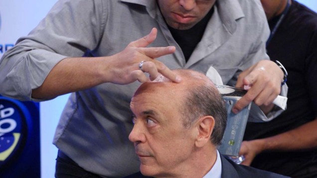 O candidato a presidência da República José Serra (PSDB) se prepara para participar de sabatina realizada pela Rede Record