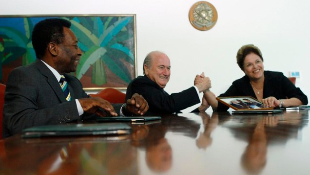 Pelé, Joseph Blatter e Dilma Rousseff posam para fotos antes da reunião sobre a Copa do Mundo de 2014, nesta sexta-feira, em Brasília