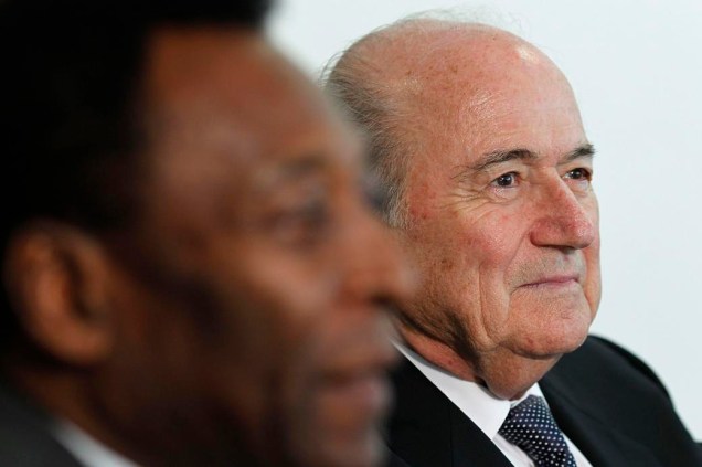 Pelé, embaixador da Copa do Mundo de 2014, ao lado de Joseph Blatter, presidente da Fifa, em reunião no Palácio do Planalto