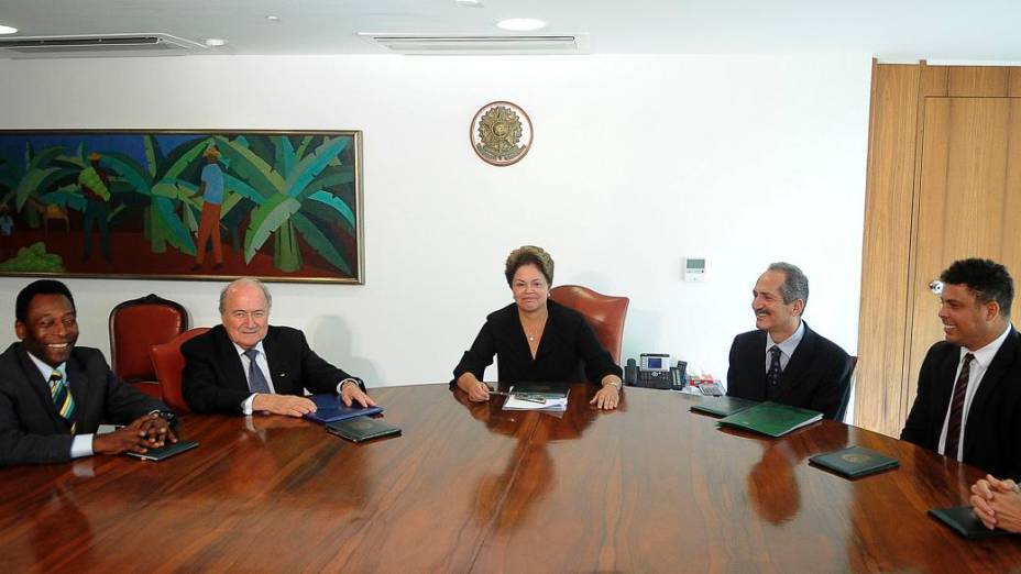 A reunião sobre o futuro da Copa de 2014: Pelé, Joseph Blatter, Dilma Rousseff, Aldo Rebelo e Ronaldo