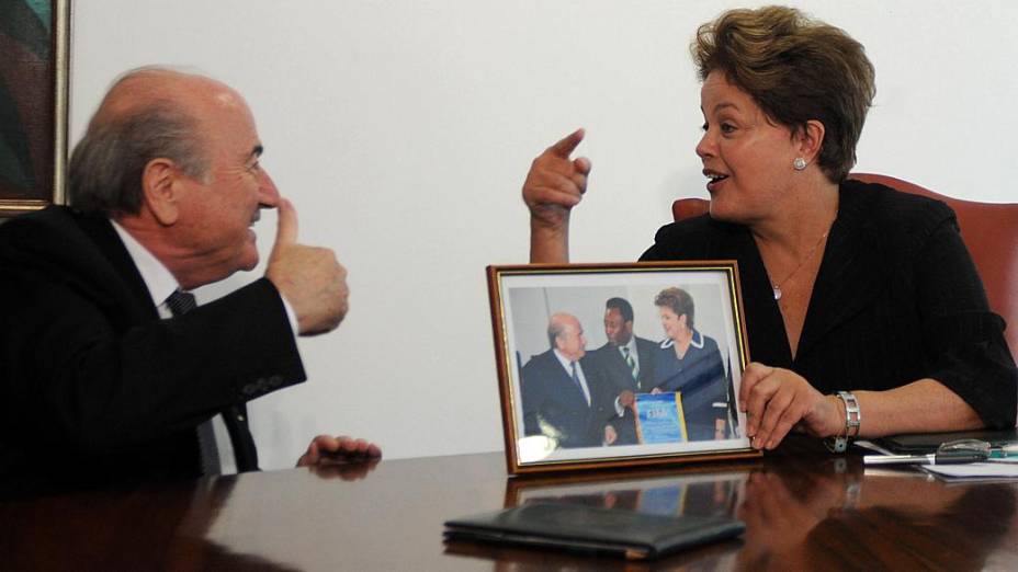 Joseph Blatter e Dilma Rousseff conversam de forma descontraída no Palácio do Planalto