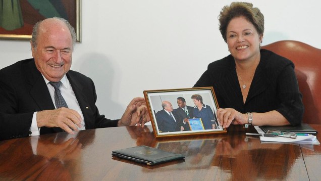 Joseph Blatter presenteia Dilma Rousseff com uma foto na reunião realizada na manhã desta sexta-feira, no Palácio do Planalto