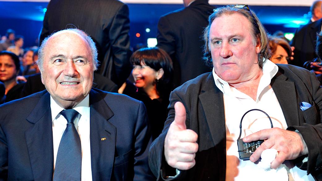 O astro francês Gérard Depardieu (à dir.) é uma das atrações do filme patrocinado por Joseph Blatter