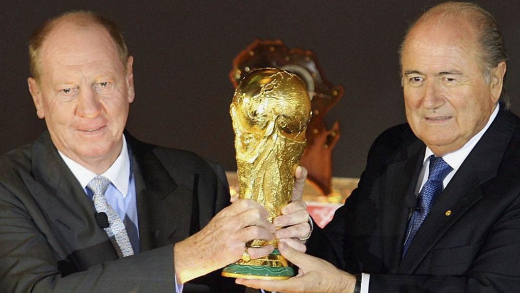 O ex-presidente da Coca-Cola, Neville Isdell, com Joseph Blatter, da Fifa, num evento comemorativo da Copa do Mundo de 2010, na África do Sul