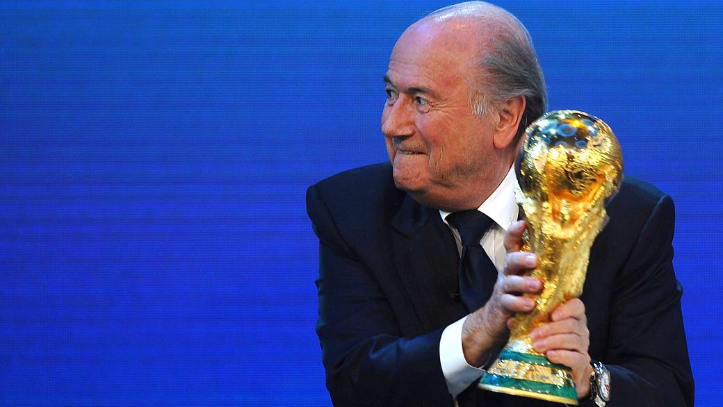 O presidente da Fifa, Joseph Blatter, com o troféu da Copa do Mundo, em dezembro de 2010, na sede da federação, na Suíça