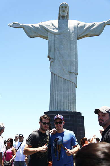 Joshua Bowman visita o Corcovado no Rio de Janeiro