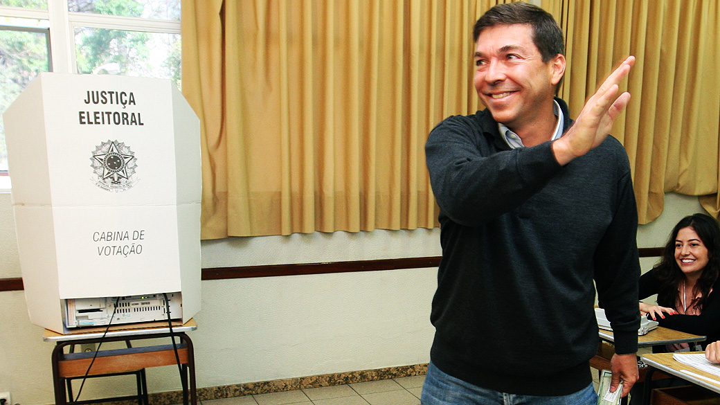 O candidato ao Senado, Josué de Alencar (PMDB), vota no colégio Santa Dorotéia em Belo Horizonte (MG)