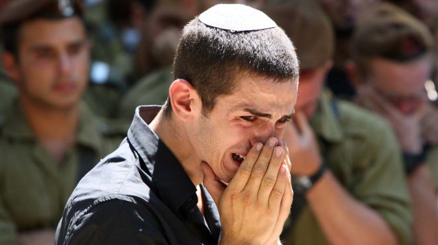 Israelense durante o funeral de um jovem soldado em Jerusalém. Cerca de 8 soldados foram mortos durante um ataque aéreo