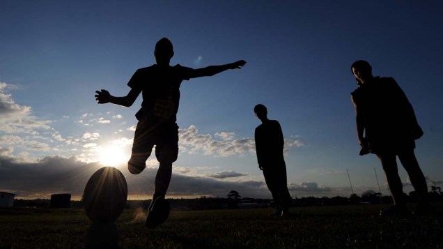 Jovens em campo de rúgbi em Takapuna, norte de Auckland, Nova Zelândia. A Copa do Mundo de Rúgbi começa amanhã e vai até 23 de setembro