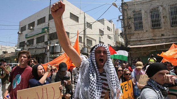 Palestinos protestam contra a ocupação israelense na cidade de Hebron, na Cisjordânia