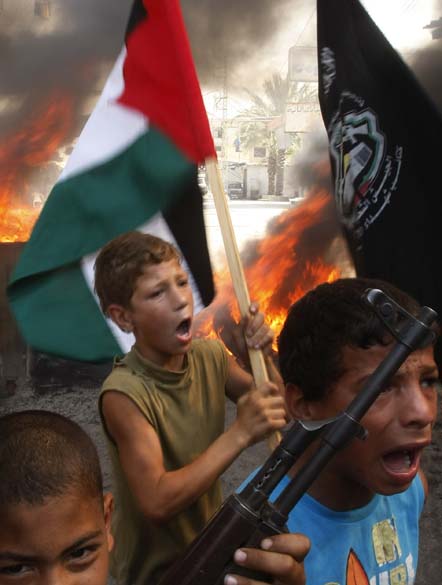 Jovens palestinos protestam contra a violência dos soldados israelitas, nos arredores da cidade de Ain al-Helweh, Líbano
