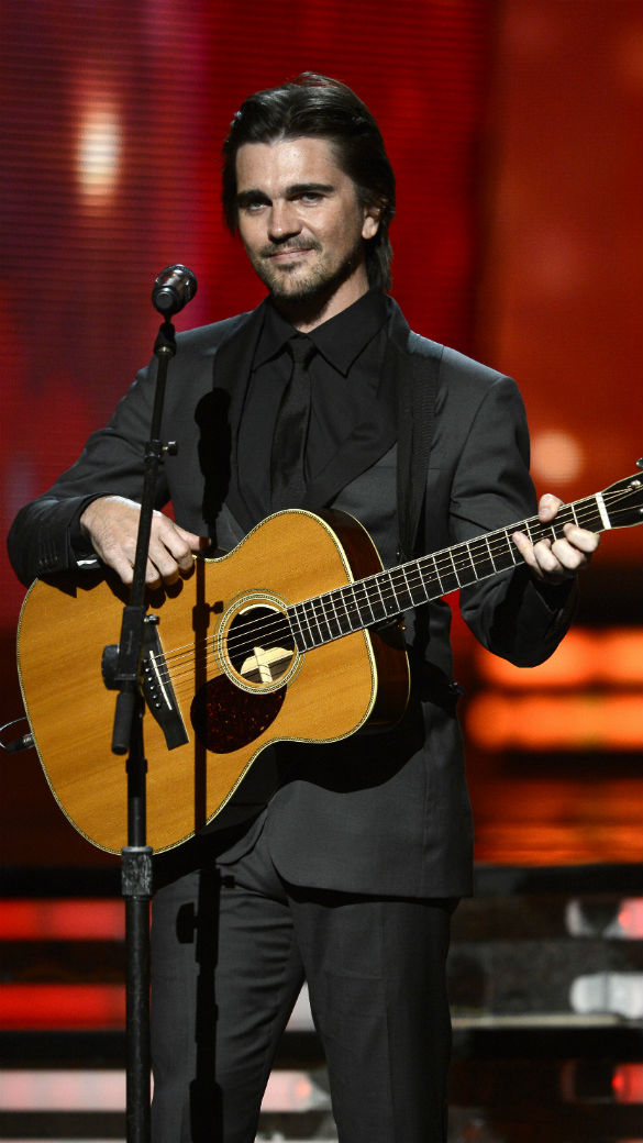O cantor colombiano Juanes apresentou a música de Elton John Your Song no Grammy 2013