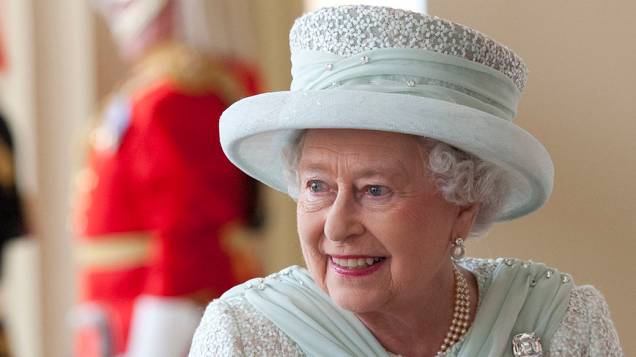 Rainha Elizabeth II no Palácio de Buckingham após procissão em carruagem, em Londres