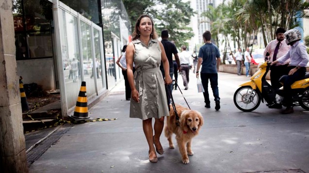 Jucilene Braga, deficiente visual, caminha com seu cão guia na Avenida Paulista, São Paulo 20/01/2011