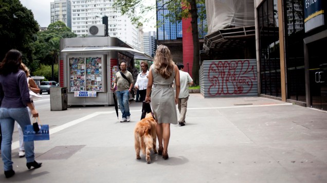 Jucilene Braga, deficiente visual, caminha com seu cão guia na Avenida Paulista, São Paulo 20/01/2011