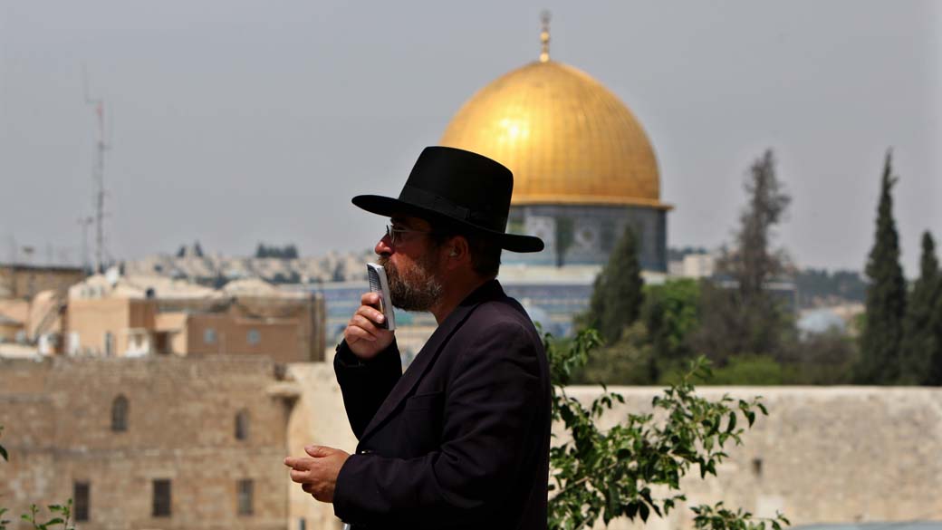 Em Jerusalém, judeu ortodoxo ora nas proximidades do Muro das Lamentações