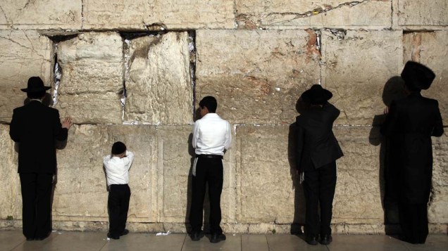 Judeus ortodoxos rezam em frente ao Muro das Lamentações em Jerusalém, Israel