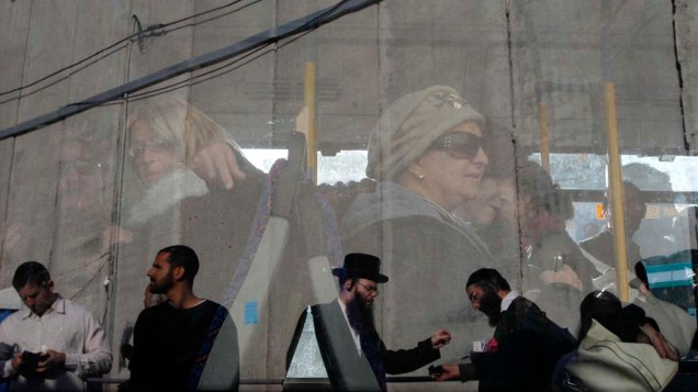 Ônibus parado em frente ao Túmulo de Raquel, lugar sagrado para o judaísmo, em Belém, na Cisjordânia